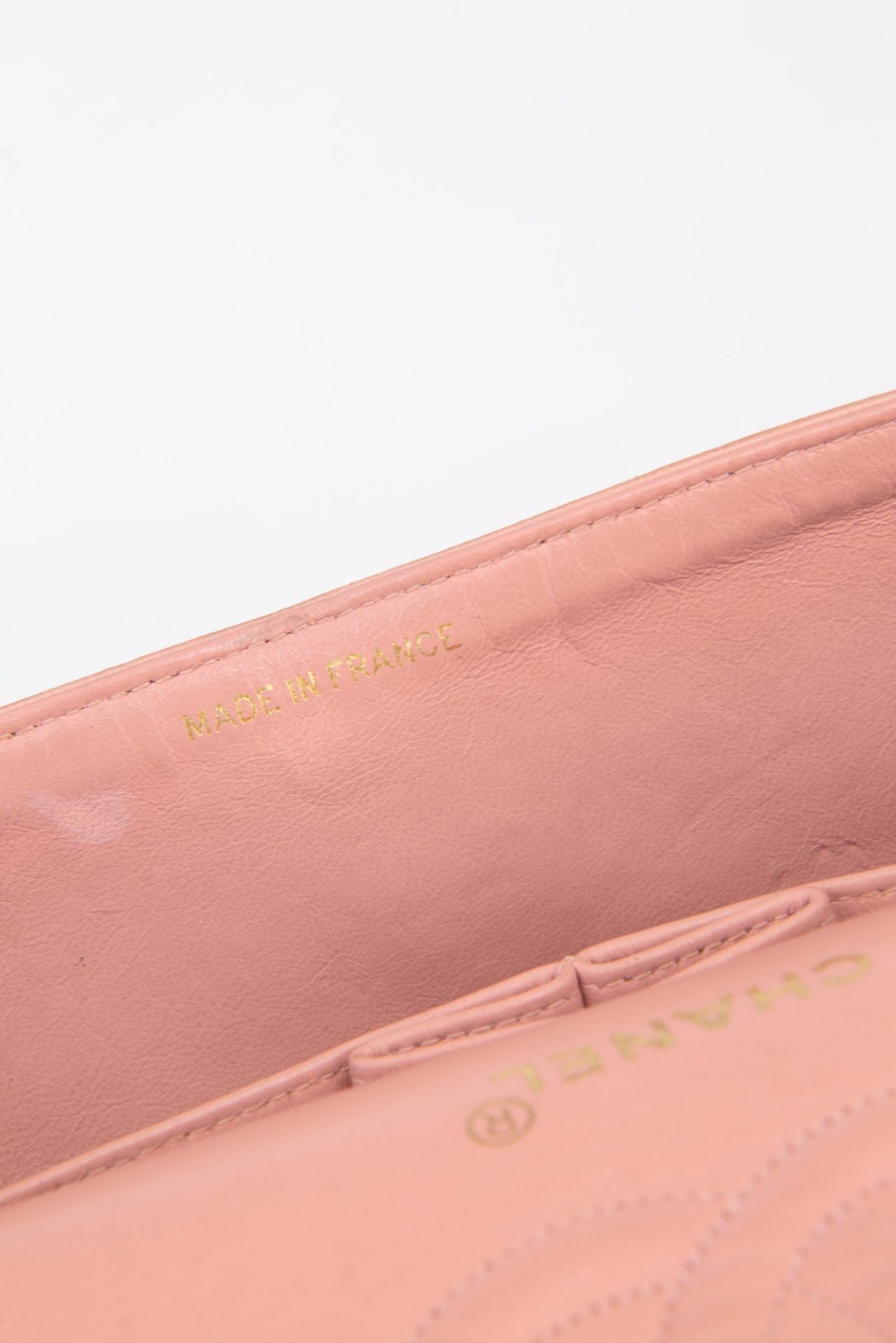 made in france stempel på rosa lammeskinn i chanel veske