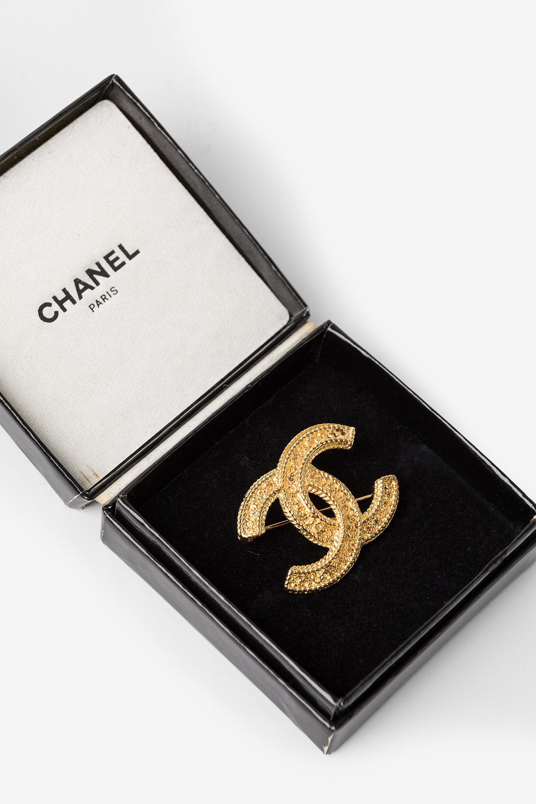 chanel brosje gull